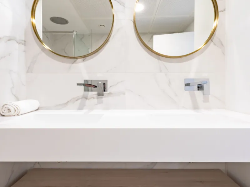 Welcome to this stunning property in the exclusive urbanization of La Alborada Homes in Benahavís. Completely renovated in 2022, this stylish apartment blends modern luxury, comfort, and a prime location with rental license already in place