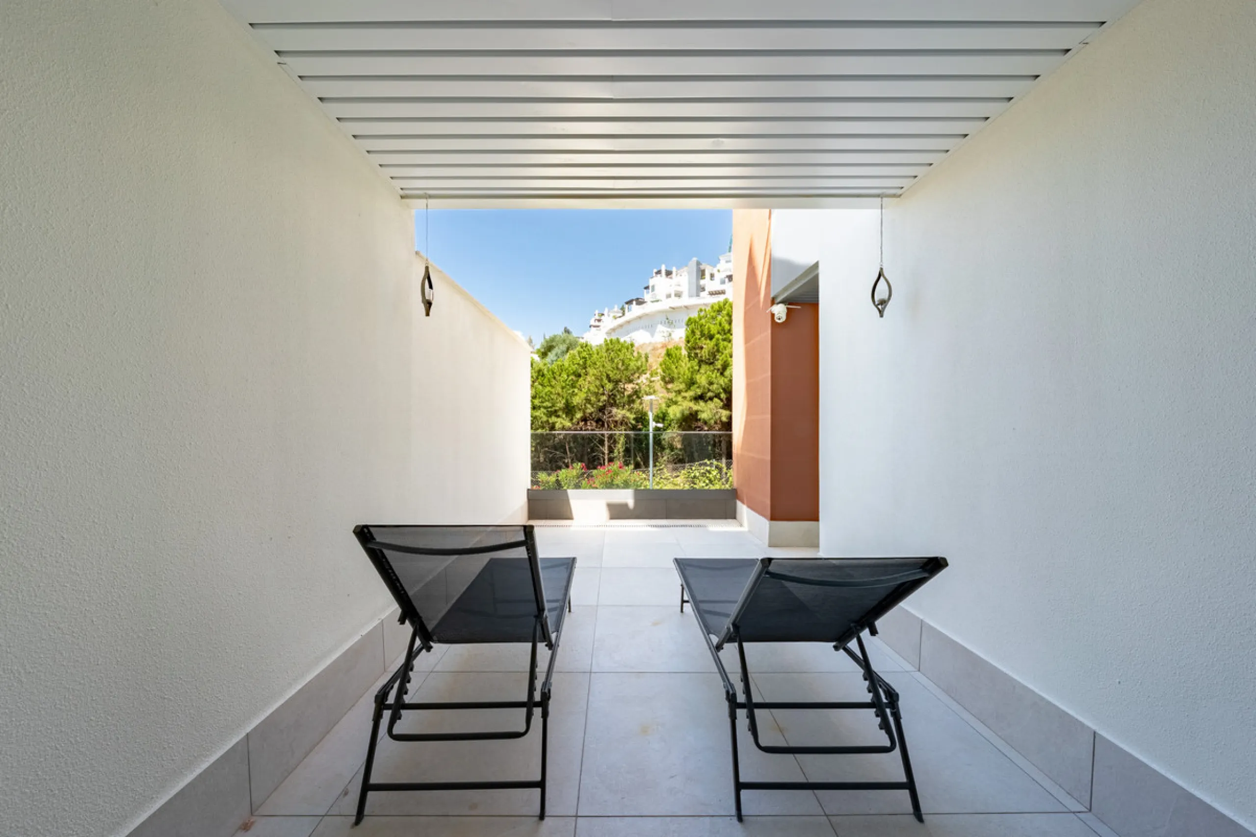 Welcome to this stunning property in the exclusive urbanization of La Alborada Homes in Benahavís. Completely renovated in 2022, this stylish apartment blends modern luxury, comfort, and a prime location with rental license already in place