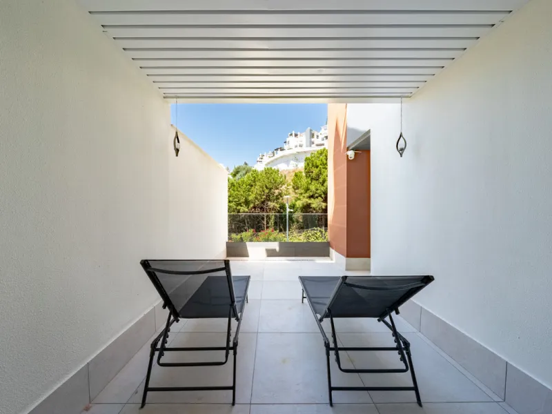 Welcome to this stunning property in the exclusive urbanization of La Alborada Homes in Benahavís. Completely renovated in 2022, this stylish apartment blends modern luxury, comfort, and a prime location with rental license already in place