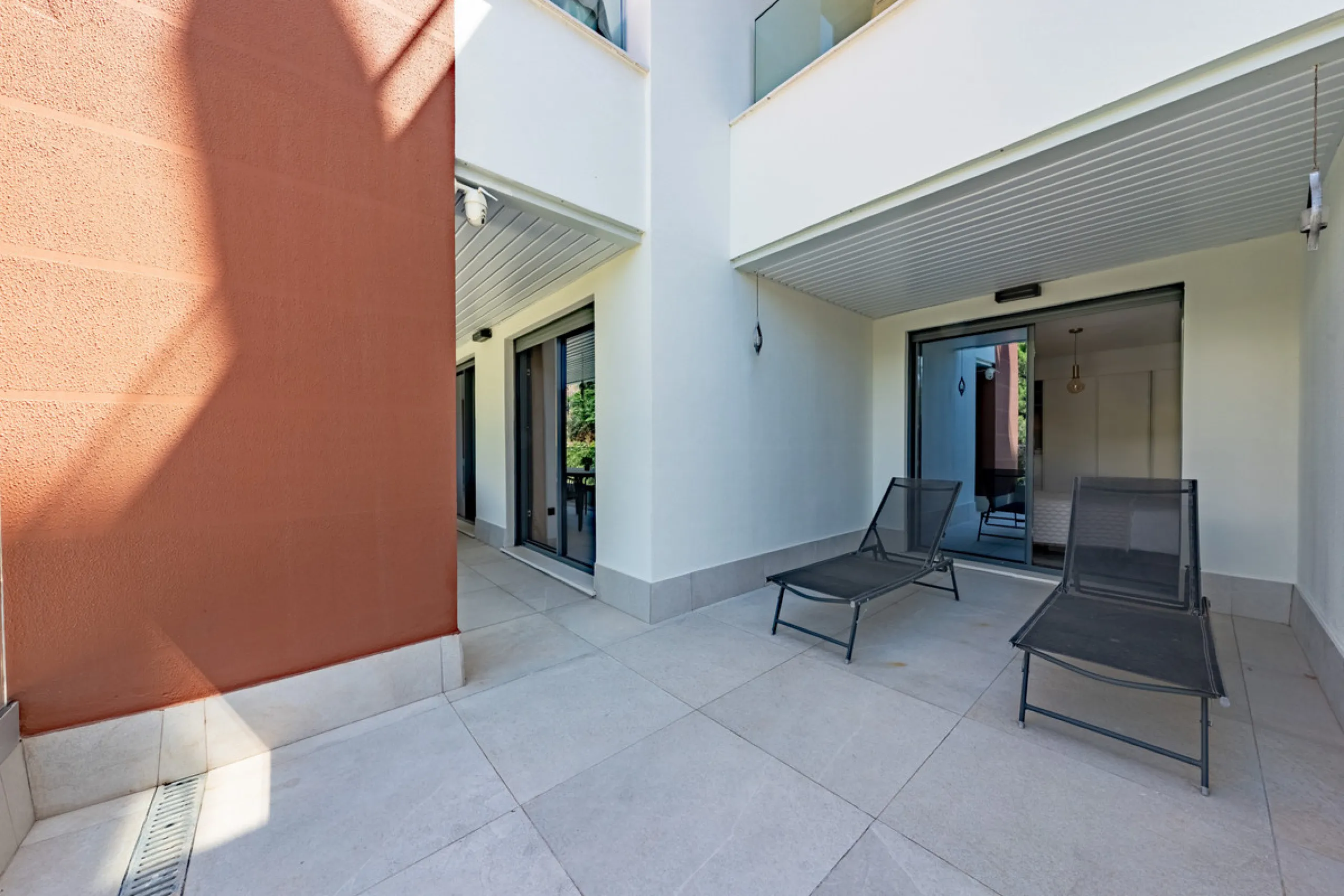 Welcome to this stunning property in the exclusive urbanization of La Alborada Homes in Benahavís. Completely renovated in 2022, this stylish apartment blends modern luxury, comfort, and a prime location with rental license already in place