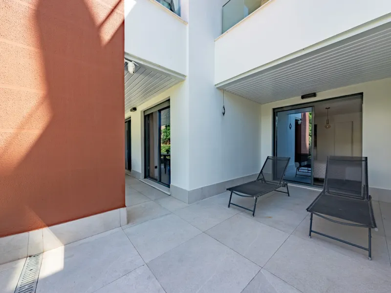 Welcome to this stunning property in the exclusive urbanization of La Alborada Homes in Benahavís. Completely renovated in 2022, this stylish apartment blends modern luxury, comfort, and a prime location with rental license already in place