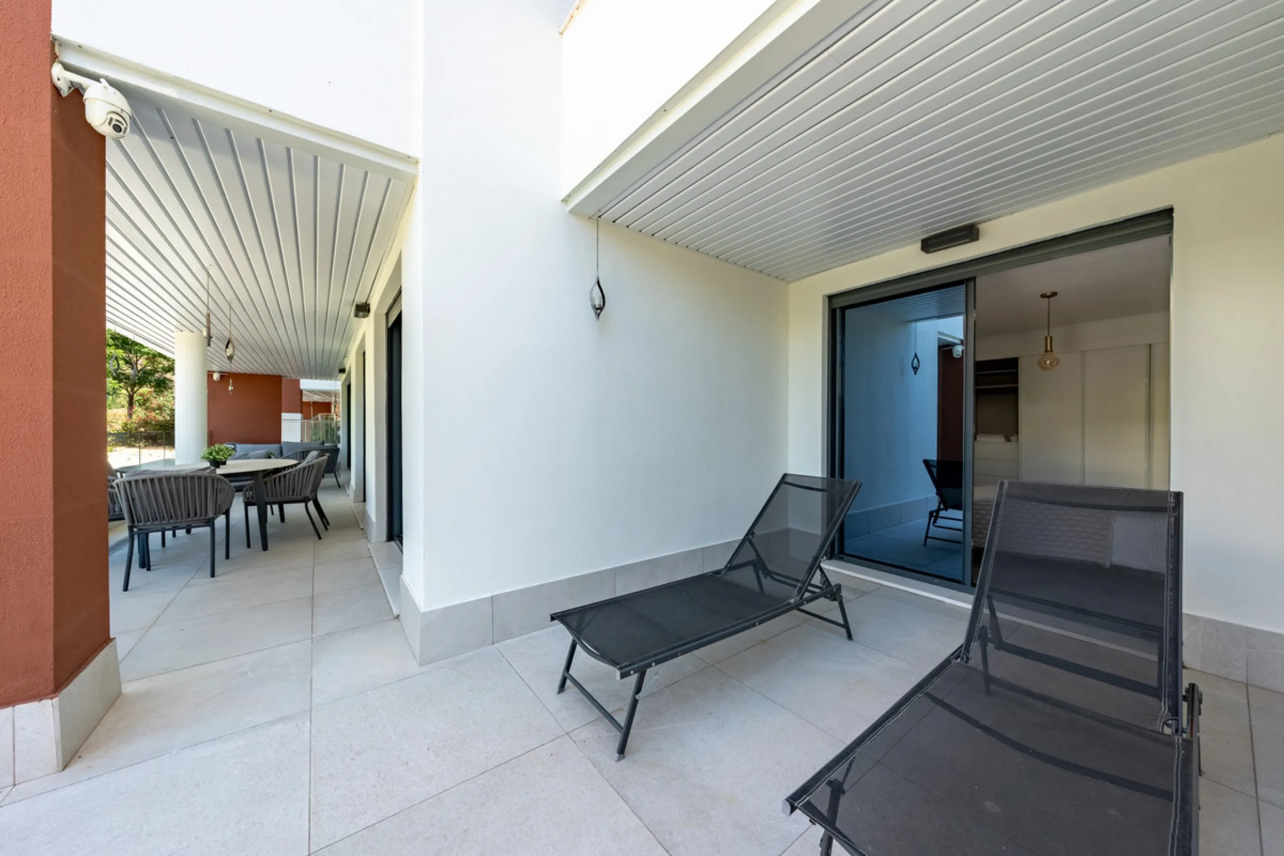 Welcome to this stunning property in the exclusive urbanization of La Alborada Homes in Benahavís. Completely renovated in 2022, this stylish apartment blends modern luxury, comfort, and a prime location with rental license already in place