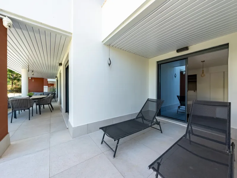Welcome to this stunning property in the exclusive urbanization of La Alborada Homes in Benahavís. Completely renovated in 2022, this stylish apartment blends modern luxury, comfort, and a prime location with rental license already in place