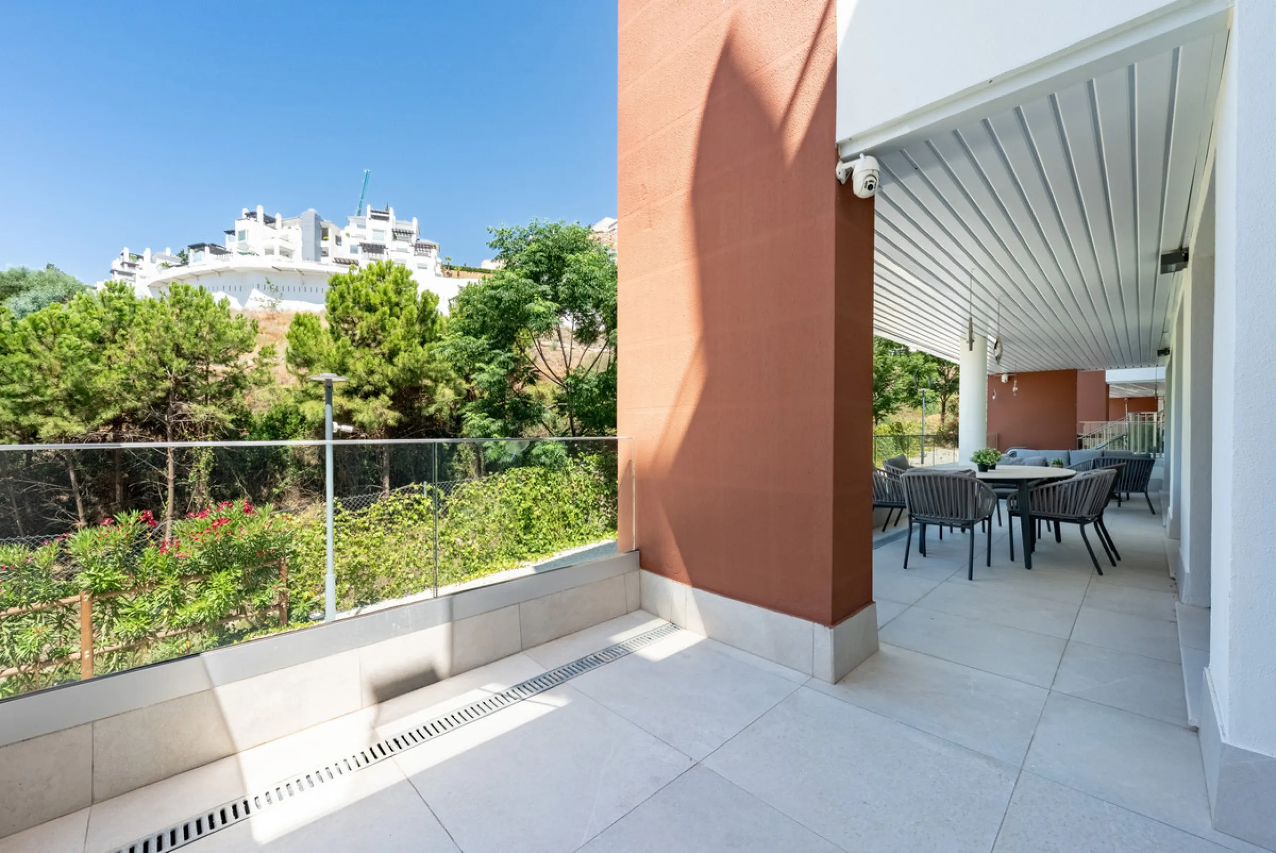 Welcome to this stunning property in the exclusive urbanization of La Alborada Homes in Benahavís. Completely renovated in 2022, this stylish apartment blends modern luxury, comfort, and a prime location with rental license already in place
