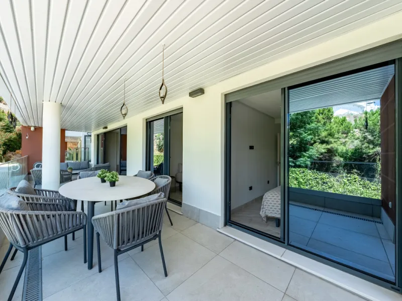 Welcome to this stunning property in the exclusive urbanization of La Alborada Homes in Benahavís. Completely renovated in 2022, this stylish apartment blends modern luxury, comfort, and a prime location with rental license already in place
