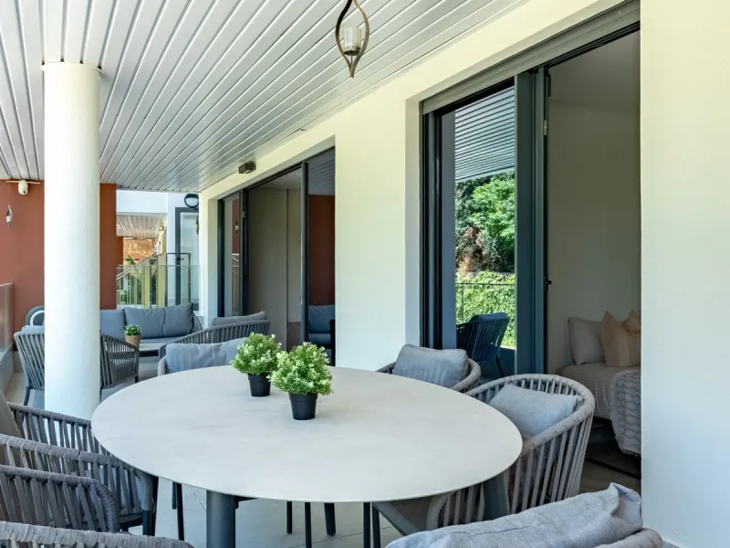 Welcome to this stunning property in the exclusive urbanization of La Alborada Homes in Benahavís. Completely renovated in 2022, this stylish apartment blends modern luxury, comfort, and a prime location with rental license already in place