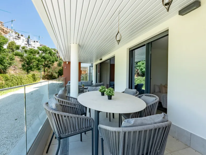 Welcome to this stunning property in the exclusive urbanization of La Alborada Homes in Benahavís. Completely renovated in 2022, this stylish apartment blends modern luxury, comfort, and a prime location with rental license already in place
