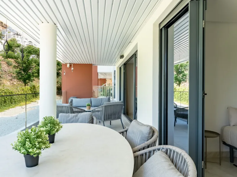 Welcome to this stunning property in the exclusive urbanization of La Alborada Homes in Benahavís. Completely renovated in 2022, this stylish apartment blends modern luxury, comfort, and a prime location with rental license already in place