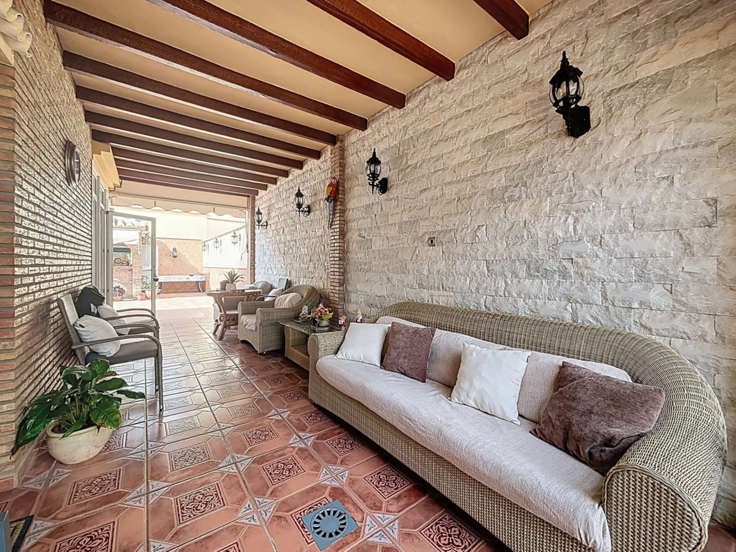 This beautiful 3-storey villa in Torre del Mar is presented, ideal for families looking for space, comfort and excellent location. On the first floor, we find a very bright and cozy living room, a toilet, and a separate kitchen-dining room, perfect for en