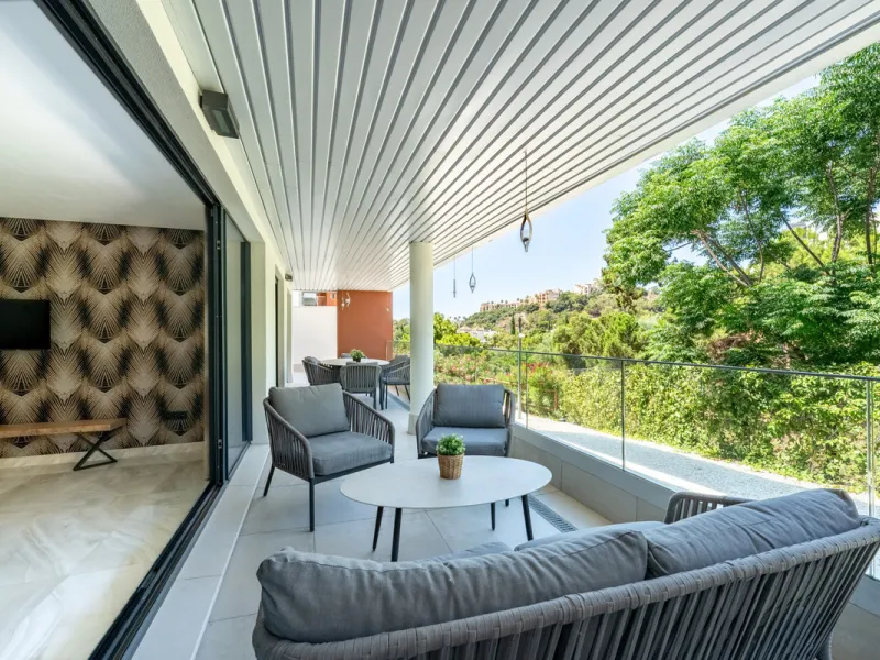 Welcome to this stunning property in the exclusive urbanization of La Alborada Homes in Benahavís. Completely renovated in 2022, this stylish apartment blends modern luxury, comfort, and a prime location with rental license already in place