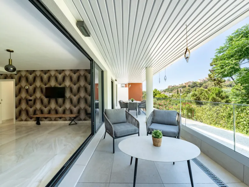 Welcome to this stunning property in the exclusive urbanization of La Alborada Homes in Benahavís. Completely renovated in 2022, this stylish apartment blends modern luxury, comfort, and a prime location with rental license already in place