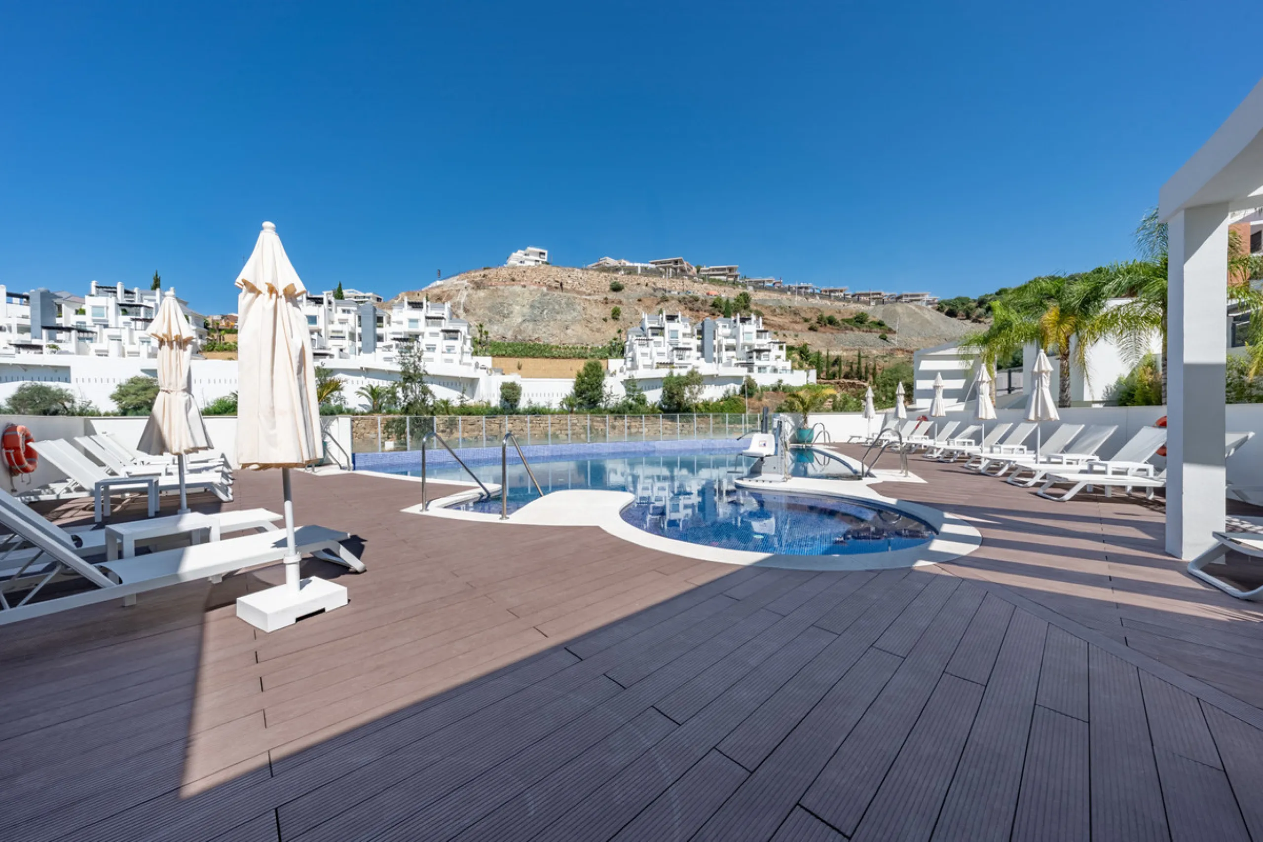 Welcome to this stunning property in the exclusive urbanization of La Alborada Homes in Benahavís. Completely renovated in 2022, this stylish apartment blends modern luxury, comfort, and a prime location with rental license already in place