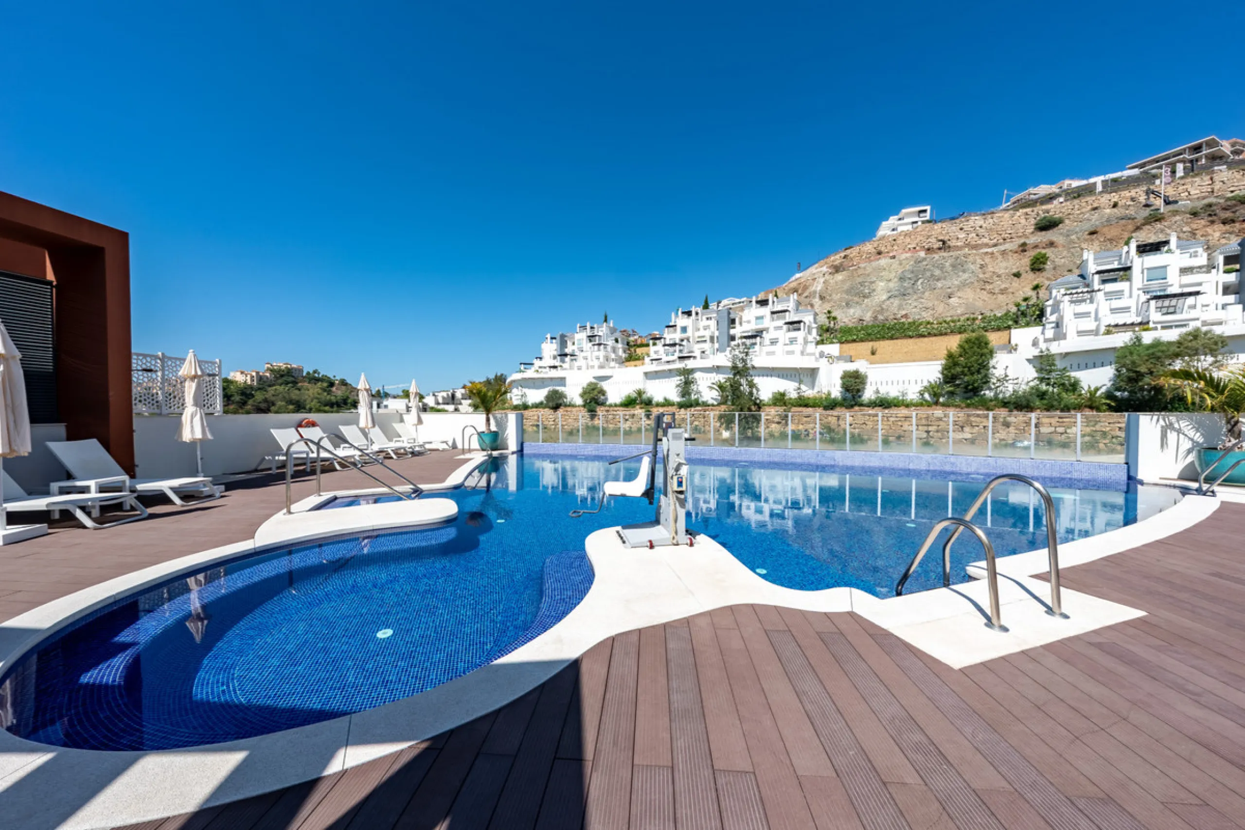 Welcome to this stunning property in the exclusive urbanization of La Alborada Homes in Benahavís. Completely renovated in 2022, this stylish apartment blends modern luxury, comfort, and a prime location with rental license already in place