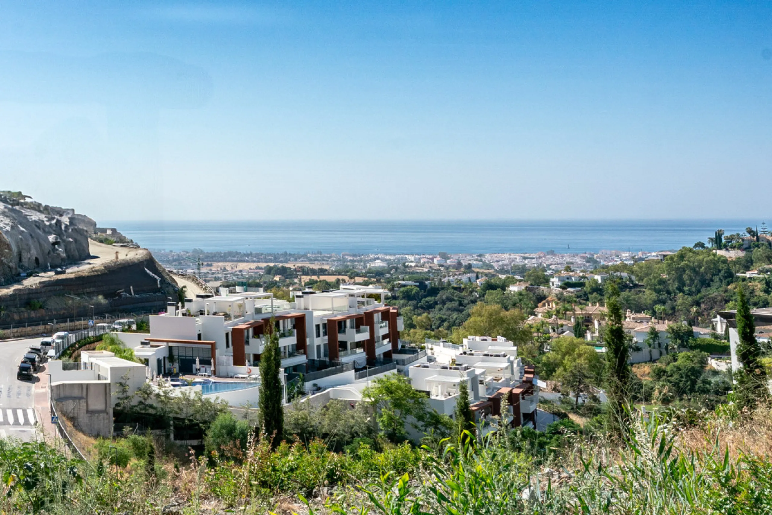 Welcome to this stunning property in the exclusive urbanization of La Alborada Homes in Benahavís. Completely renovated in 2022, this stylish apartment blends modern luxury, comfort, and a prime location with rental license already in place