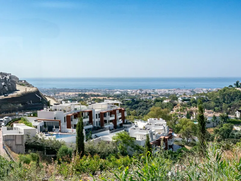 Welcome to this stunning property in the exclusive urbanization of La Alborada Homes in Benahavís. Completely renovated in 2022, this stylish apartment blends modern luxury, comfort, and a prime location with rental license already in place