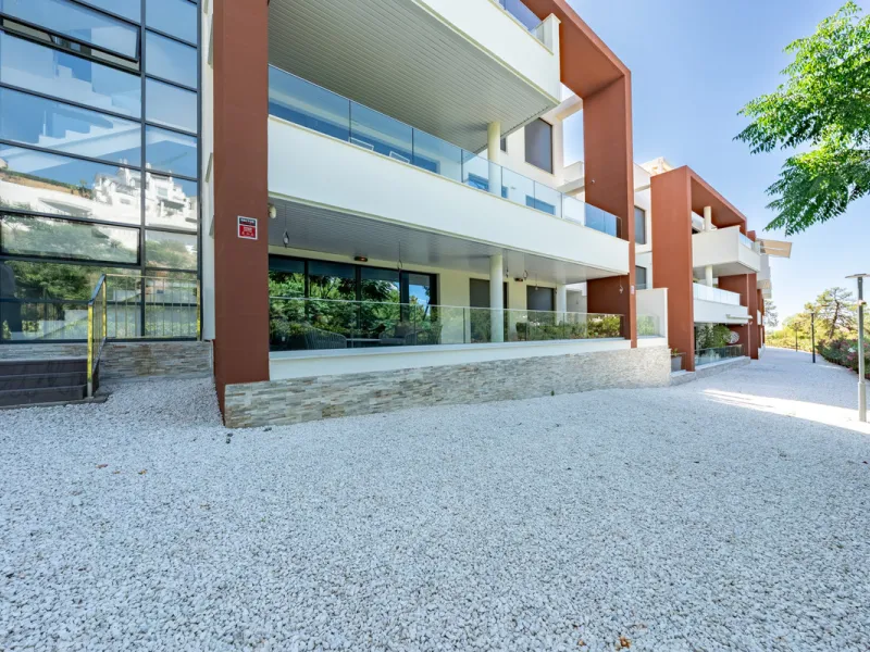 Welcome to this stunning property in the exclusive urbanization of La Alborada Homes in Benahavís. Completely renovated in 2022, this stylish apartment blends modern luxury, comfort, and a prime location with rental license already in place