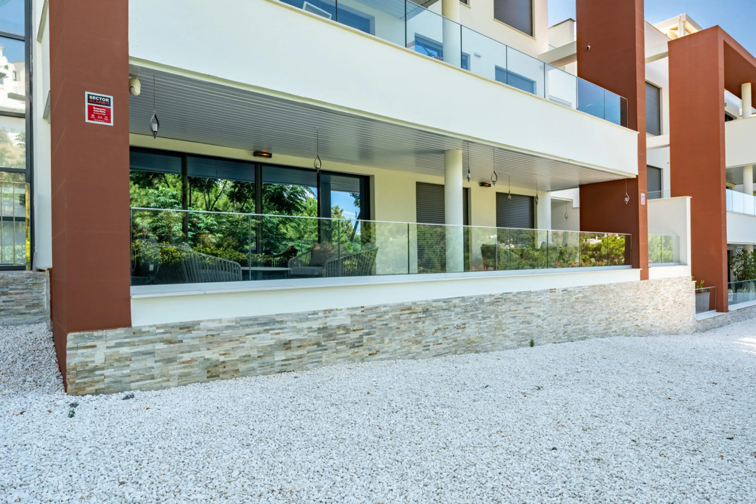 Welcome to this stunning property in the exclusive urbanization of La Alborada Homes in Benahavís. Completely renovated in 2022, this stylish apartment blends modern luxury, comfort, and a prime location with rental license already in place