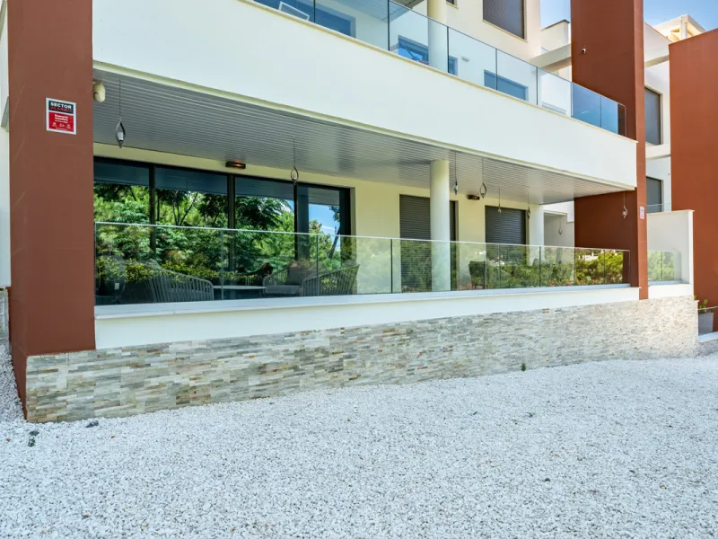 Welcome to this stunning property in the exclusive urbanization of La Alborada Homes in Benahavís. Completely renovated in 2022, this stylish apartment blends modern luxury, comfort, and a prime location with rental license already in place
