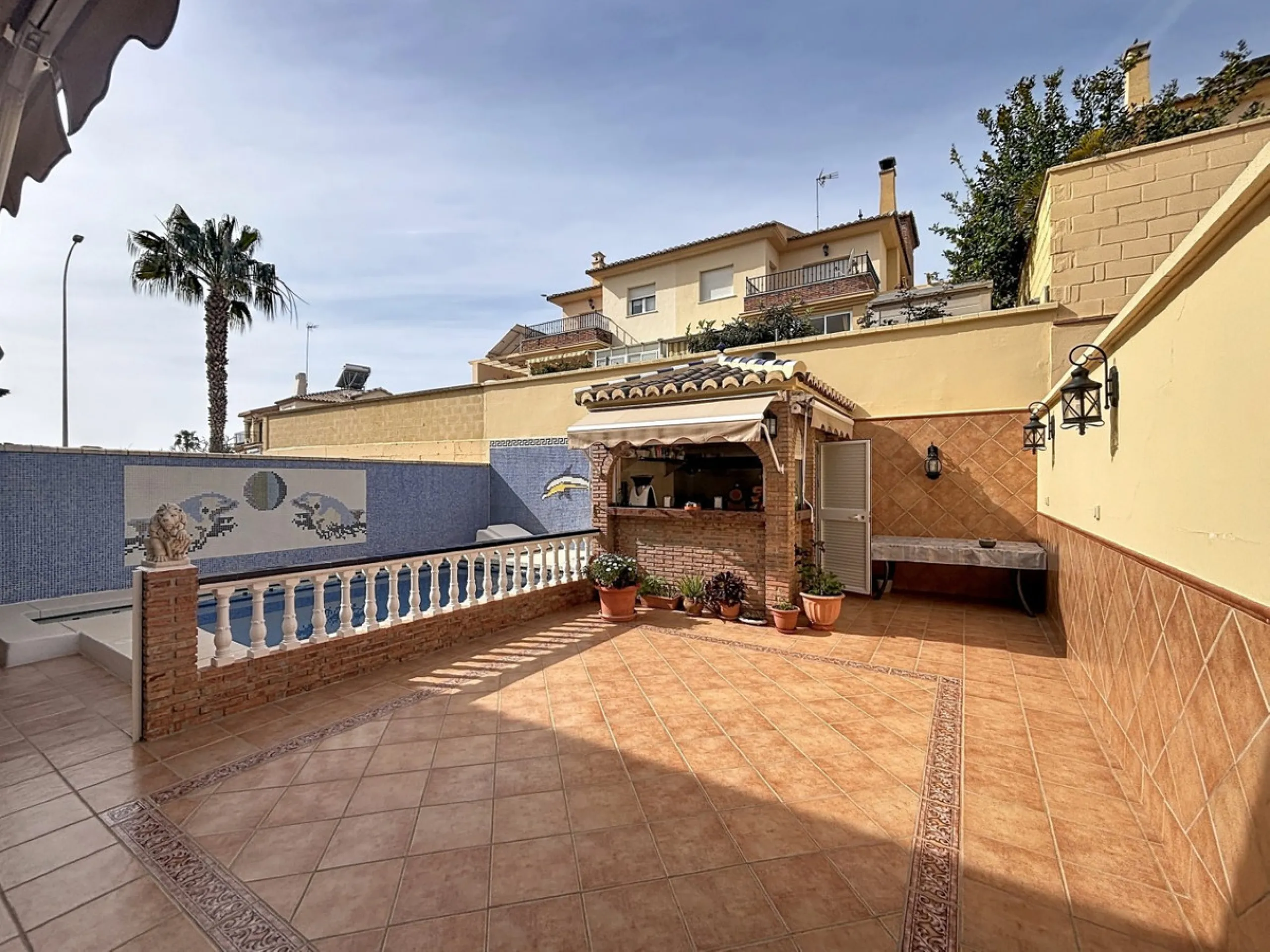 This beautiful 3-storey villa in Torre del Mar is presented, ideal for families looking for space, comfort and excellent location. On the first floor, we find a very bright and cozy living room, a toilet, and a separate kitchen-dining room, perfect for en