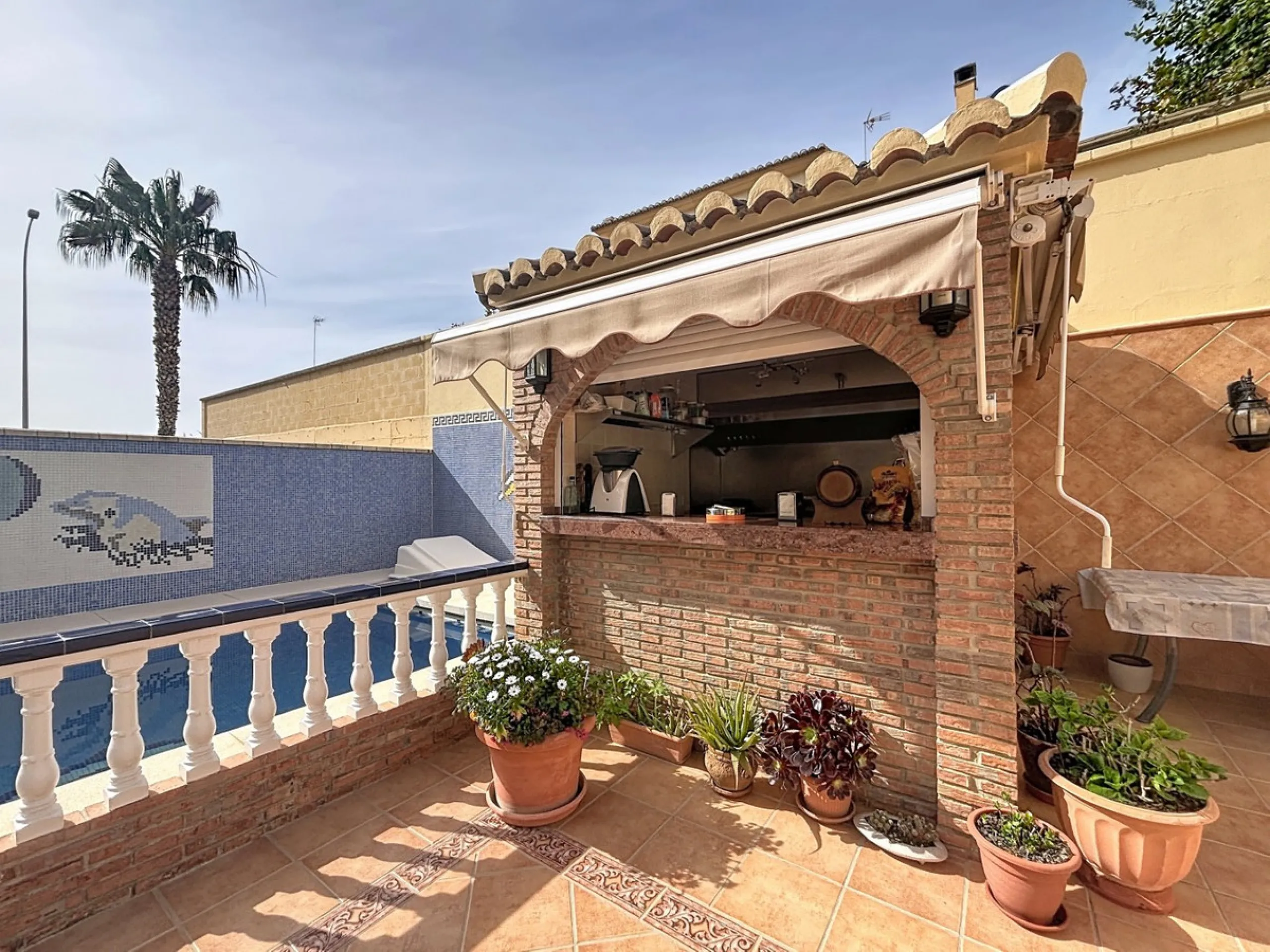 This beautiful 3-storey villa in Torre del Mar is presented, ideal for families looking for space, comfort and excellent location. On the first floor, we find a very bright and cozy living room, a toilet, and a separate kitchen-dining room, perfect for en