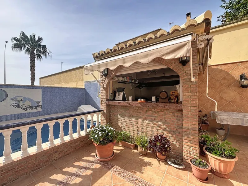 This beautiful 3-storey villa in Torre del Mar is presented, ideal for families looking for space, comfort and excellent location. On the first floor, we find a very bright and cozy living room, a toilet, and a separate kitchen-dining room, perfect for en
