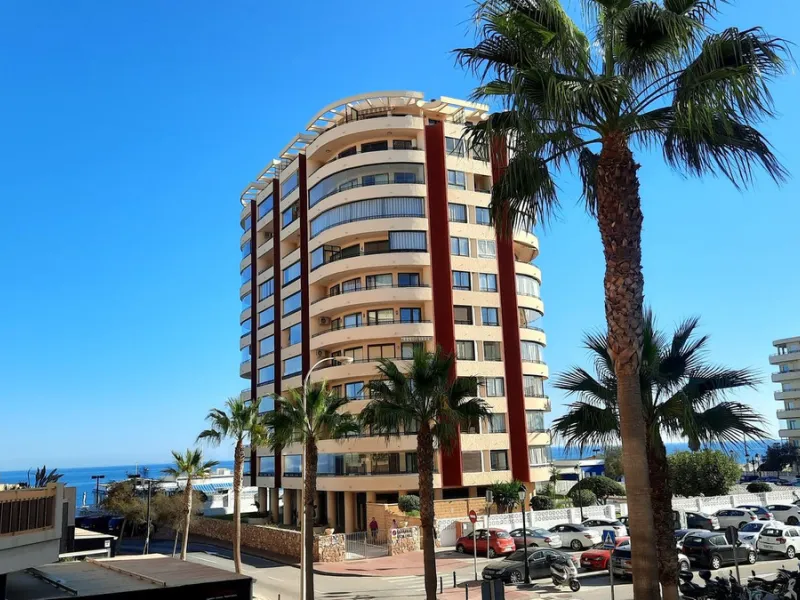 Bright Corner Apartment with Sea Views – Frontline Beach, Fuengirola