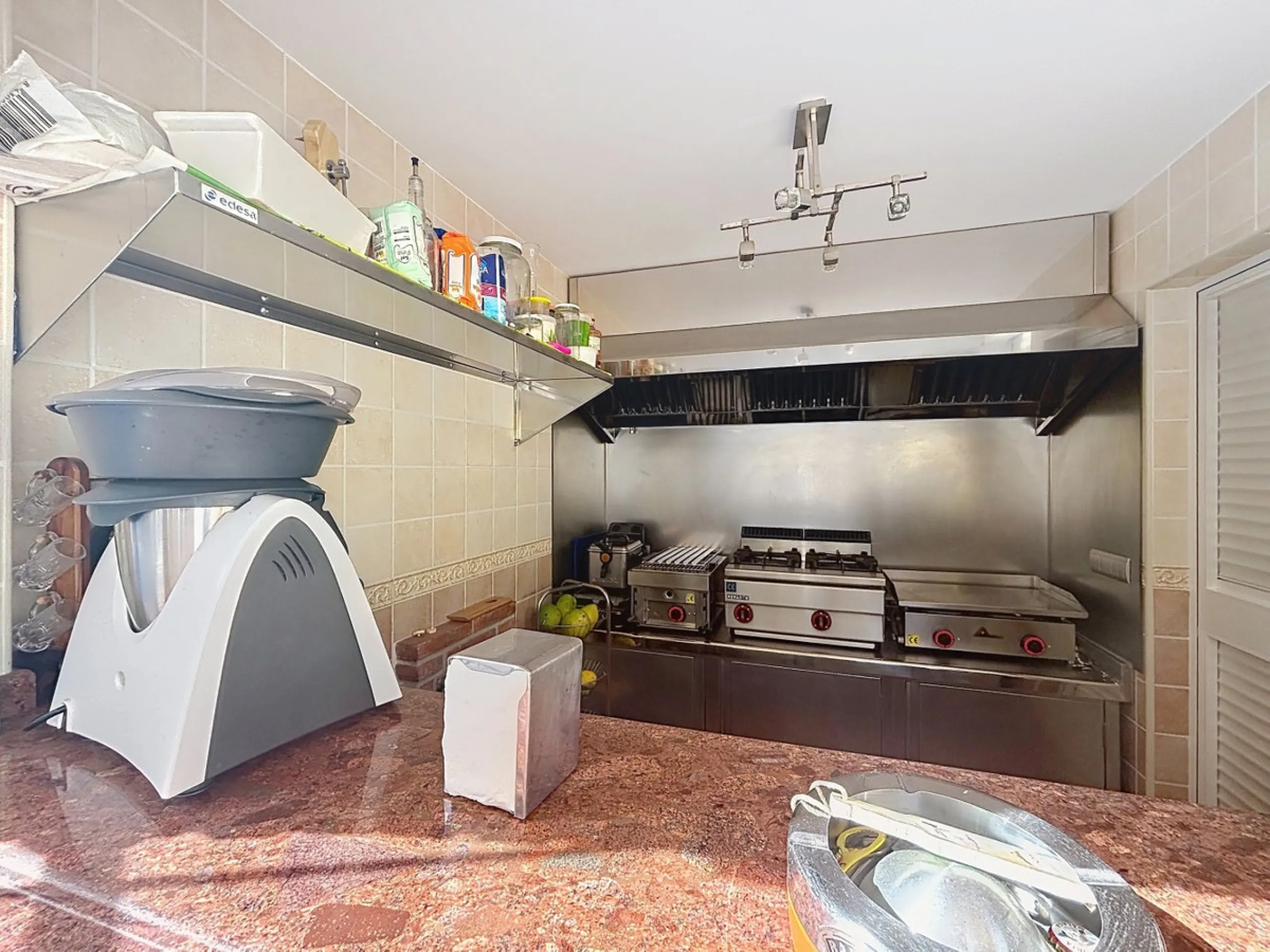 This beautiful 3-storey villa in Torre del Mar is presented, ideal for families looking for space, comfort and excellent location. On the first floor, we find a very bright and cozy living room, a toilet, and a separate kitchen-dining room, perfect for en