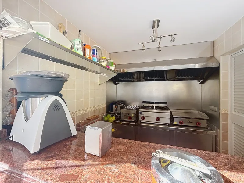 This beautiful 3-storey villa in Torre del Mar is presented, ideal for families looking for space, comfort and excellent location. On the first floor, we find a very bright and cozy living room, a toilet, and a separate kitchen-dining room, perfect for en