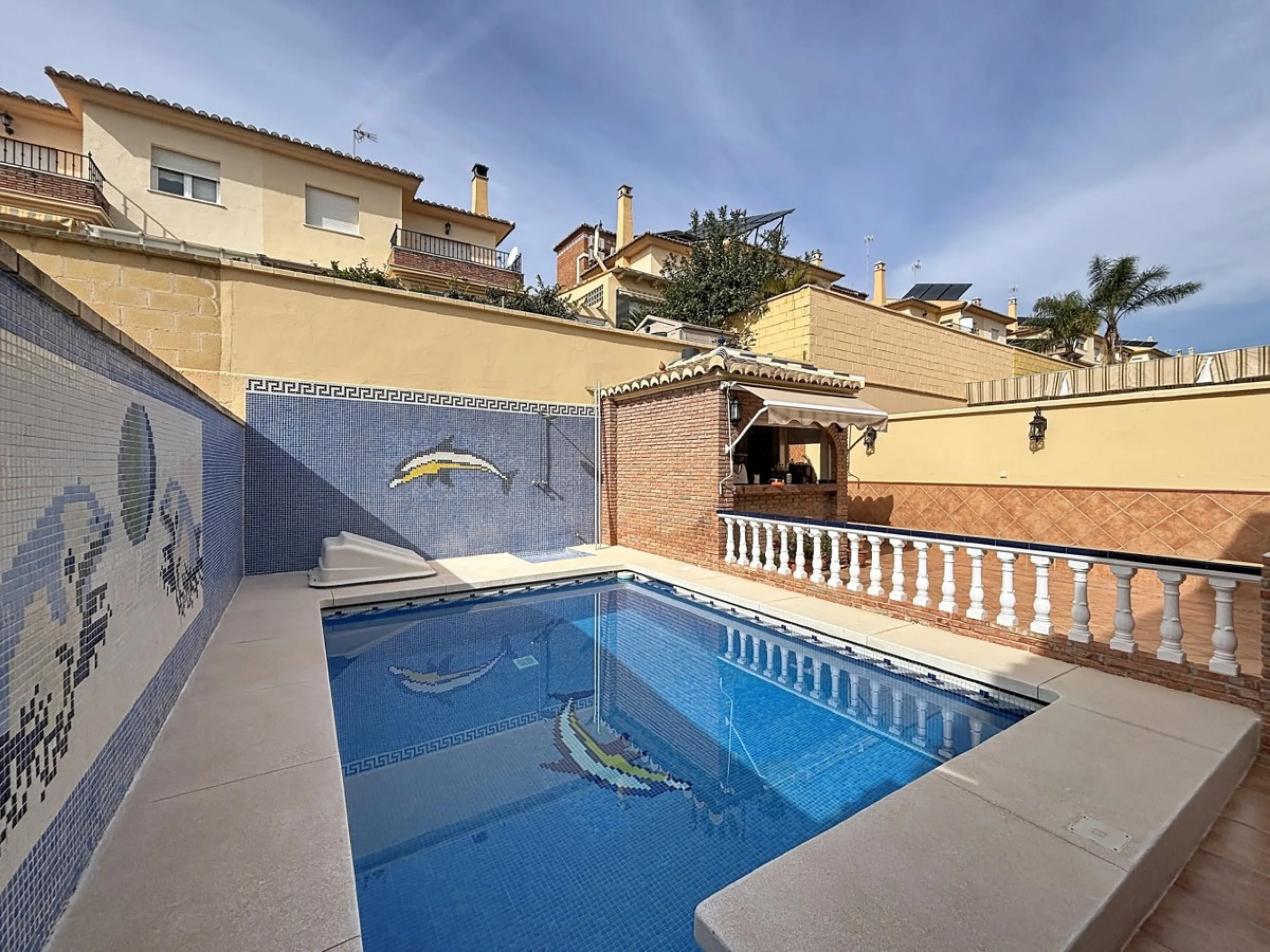 This beautiful 3-storey villa in Torre del Mar is presented, ideal for families looking for space, comfort and excellent location. On the first floor, we find a very bright and cozy living room, a toilet, and a separate kitchen-dining room, perfect for en