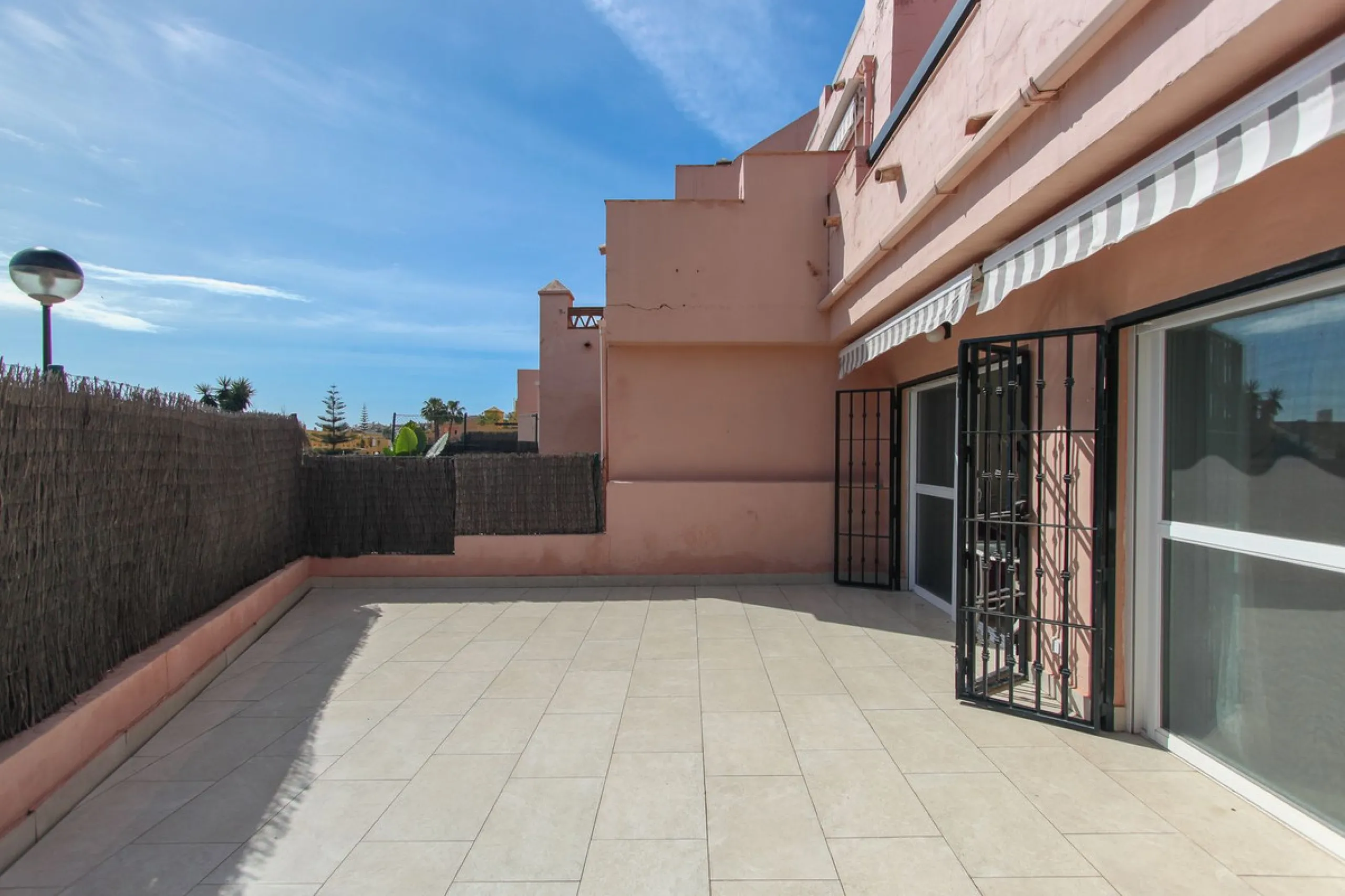 Apartment - Ground Floor Apartment в продаже в Marbella, Málaga. В доме 3 спален и 2 ванных комнат. Площадь дома 166 м²