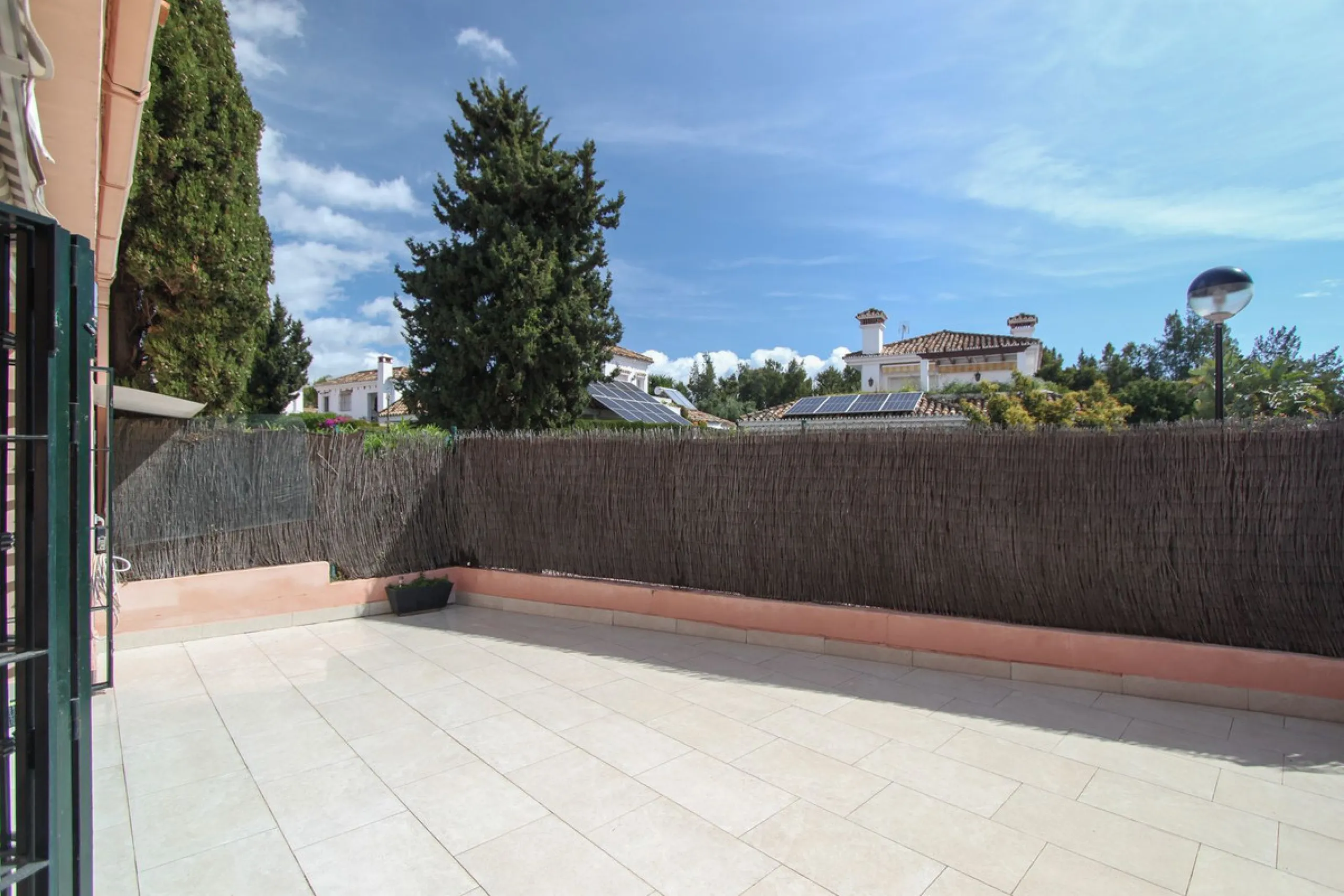 Apartment - Ground Floor Apartment в продаже в Marbella, Málaga. В доме 3 спален и 2 ванных комнат. Площадь дома 166 м²