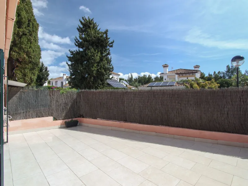 Apartment - Ground Floor Apartment в продаже в Marbella, Málaga. В доме 3 спален и 2 ванных комнат. Площадь дома 166 м²