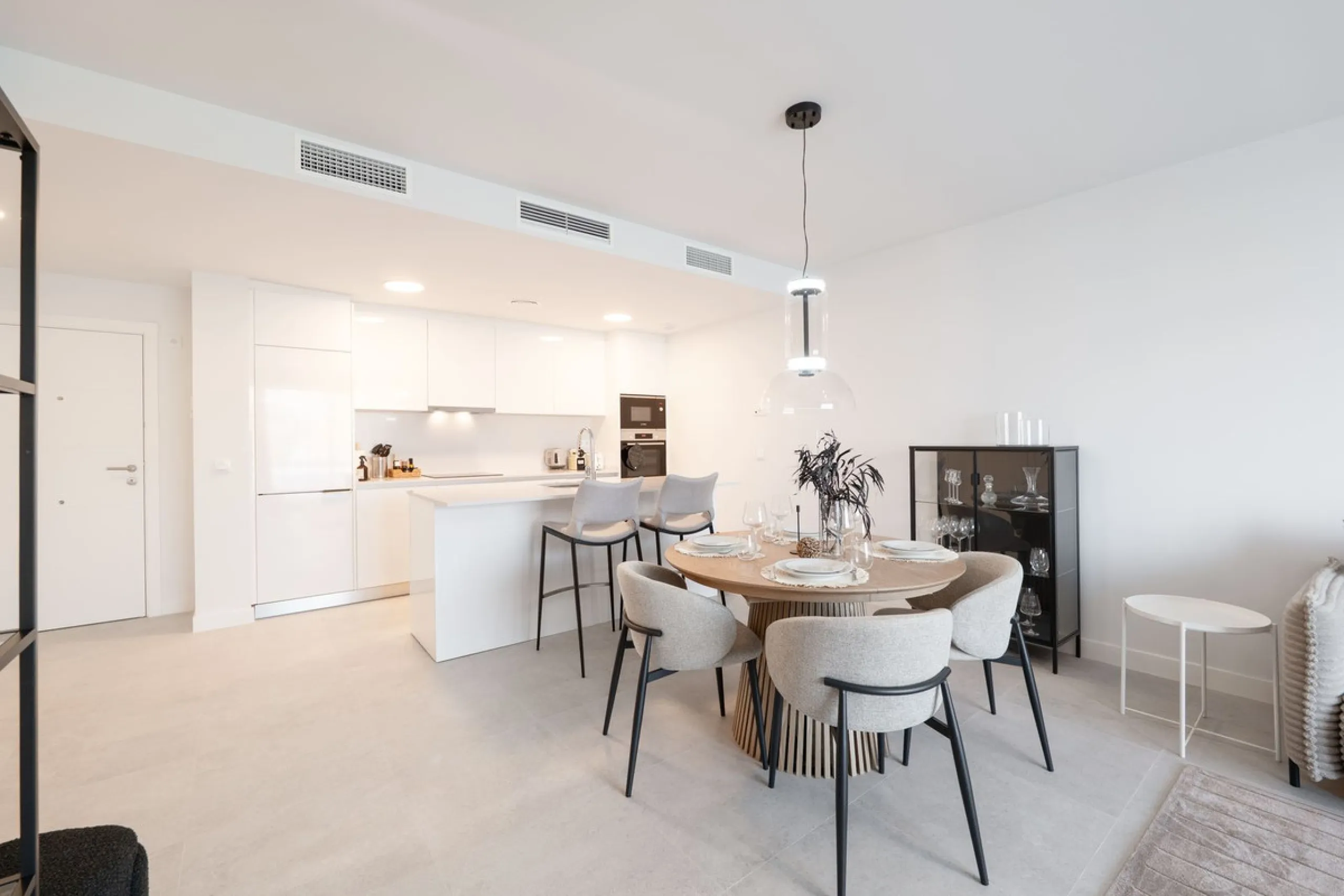 READY TO MOVE IN – BRAND NEW – RESALE