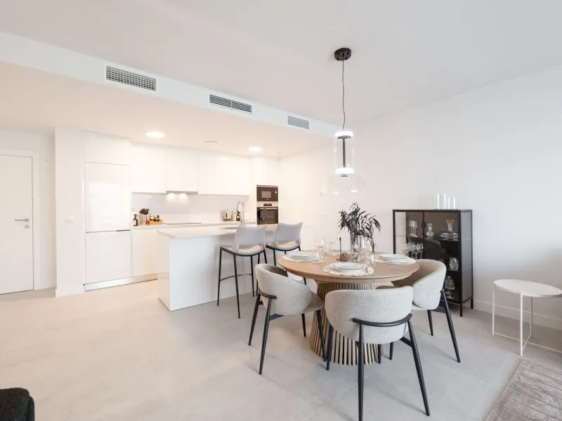 READY TO MOVE IN – BRAND NEW – RESALE