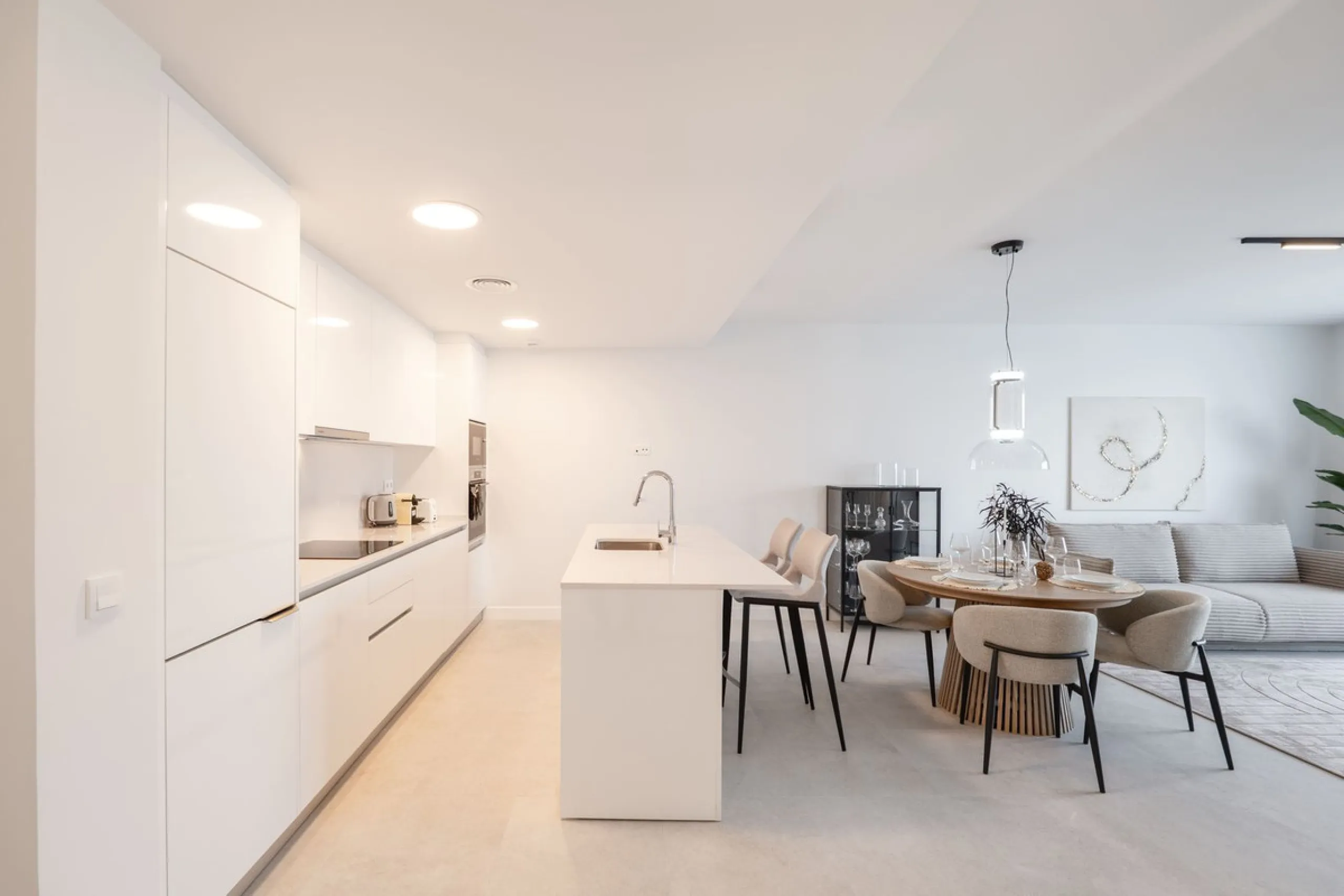 READY TO MOVE IN – BRAND NEW – RESALE