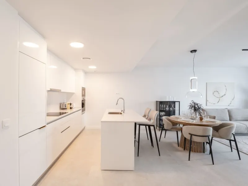 READY TO MOVE IN – BRAND NEW – RESALE