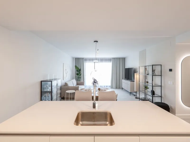 READY TO MOVE IN – BRAND NEW – RESALE