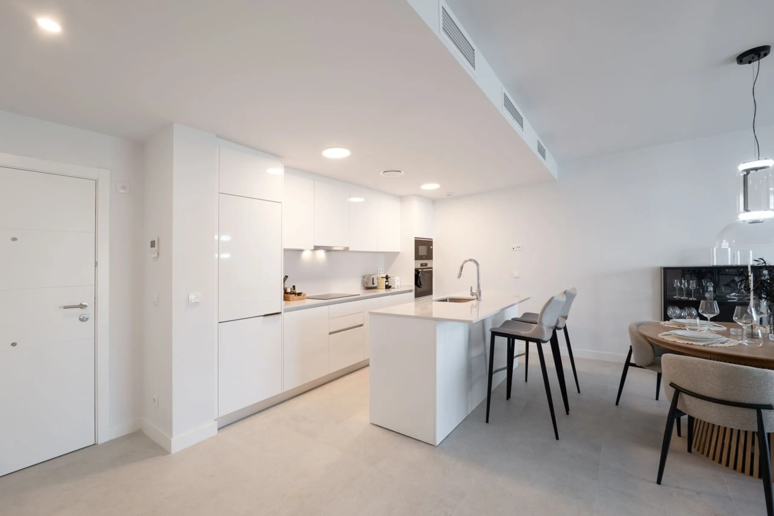 READY TO MOVE IN – BRAND NEW – RESALE