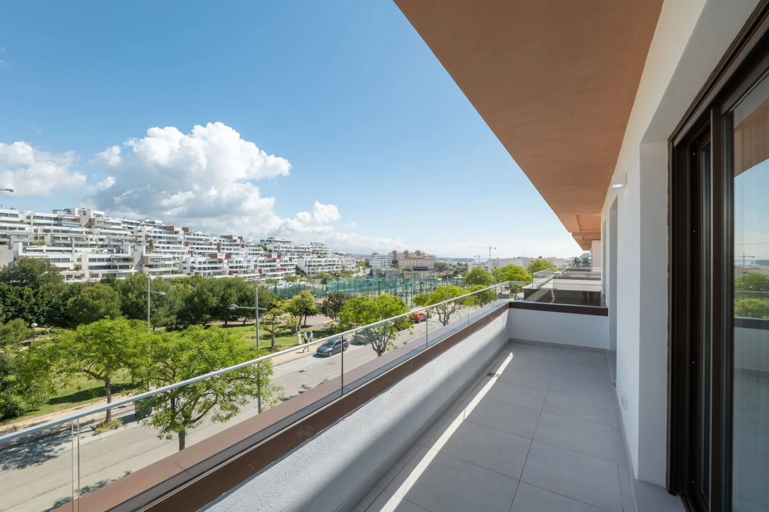 READY TO MOVE IN – BRAND NEW – RESALE