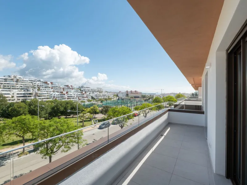 READY TO MOVE IN – BRAND NEW – RESALE