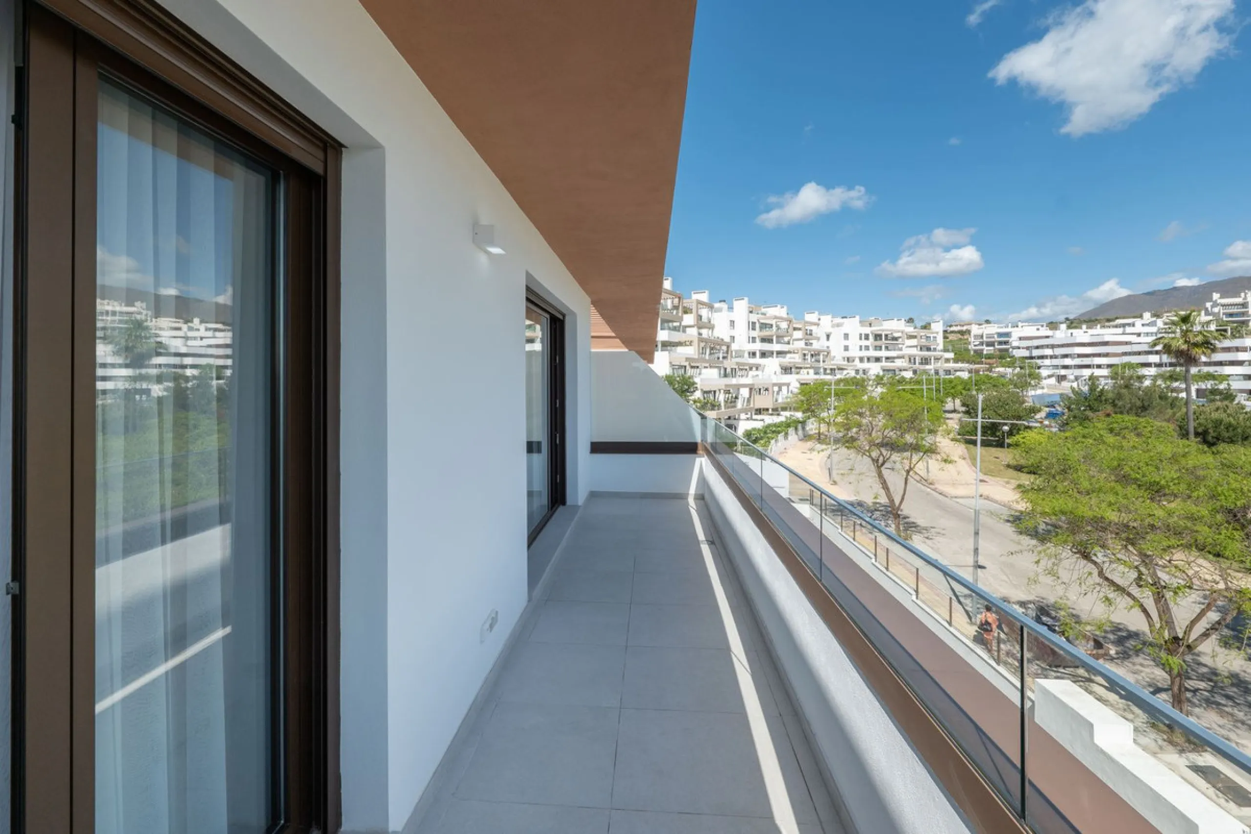 READY TO MOVE IN – BRAND NEW – RESALE