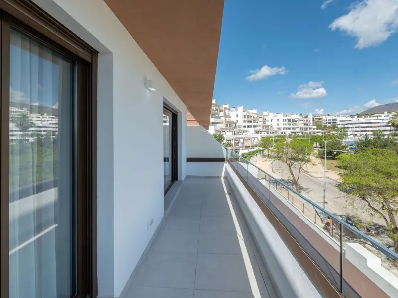 READY TO MOVE IN – BRAND NEW – RESALE
