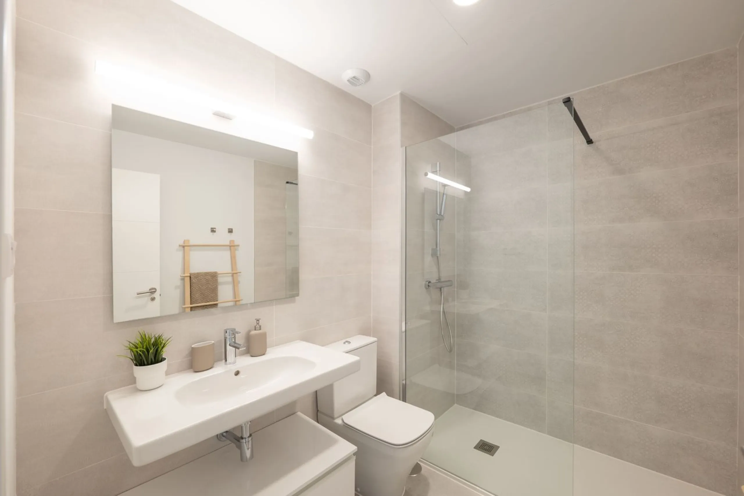 READY TO MOVE IN – BRAND NEW – RESALE