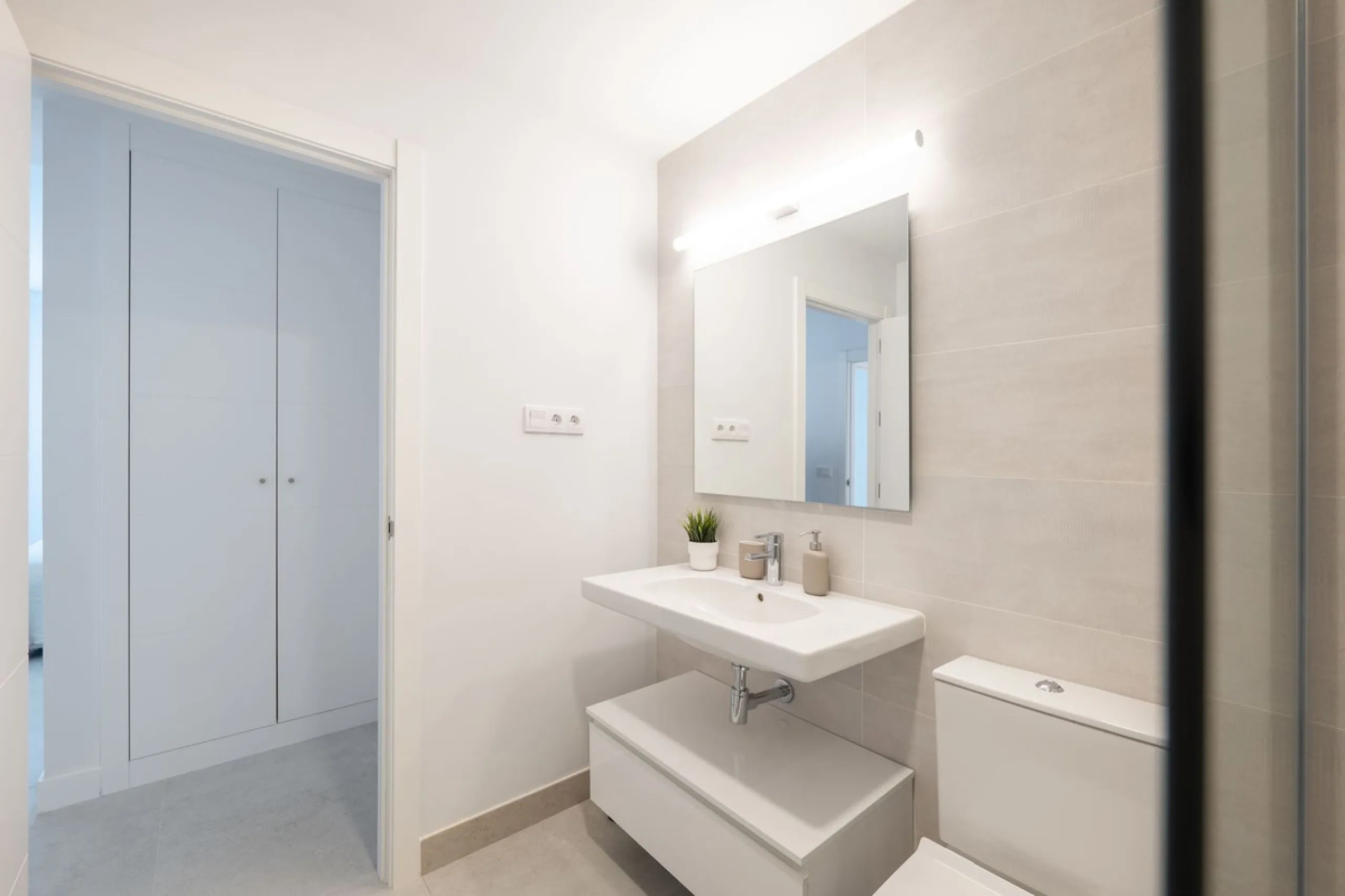 READY TO MOVE IN – BRAND NEW – RESALE