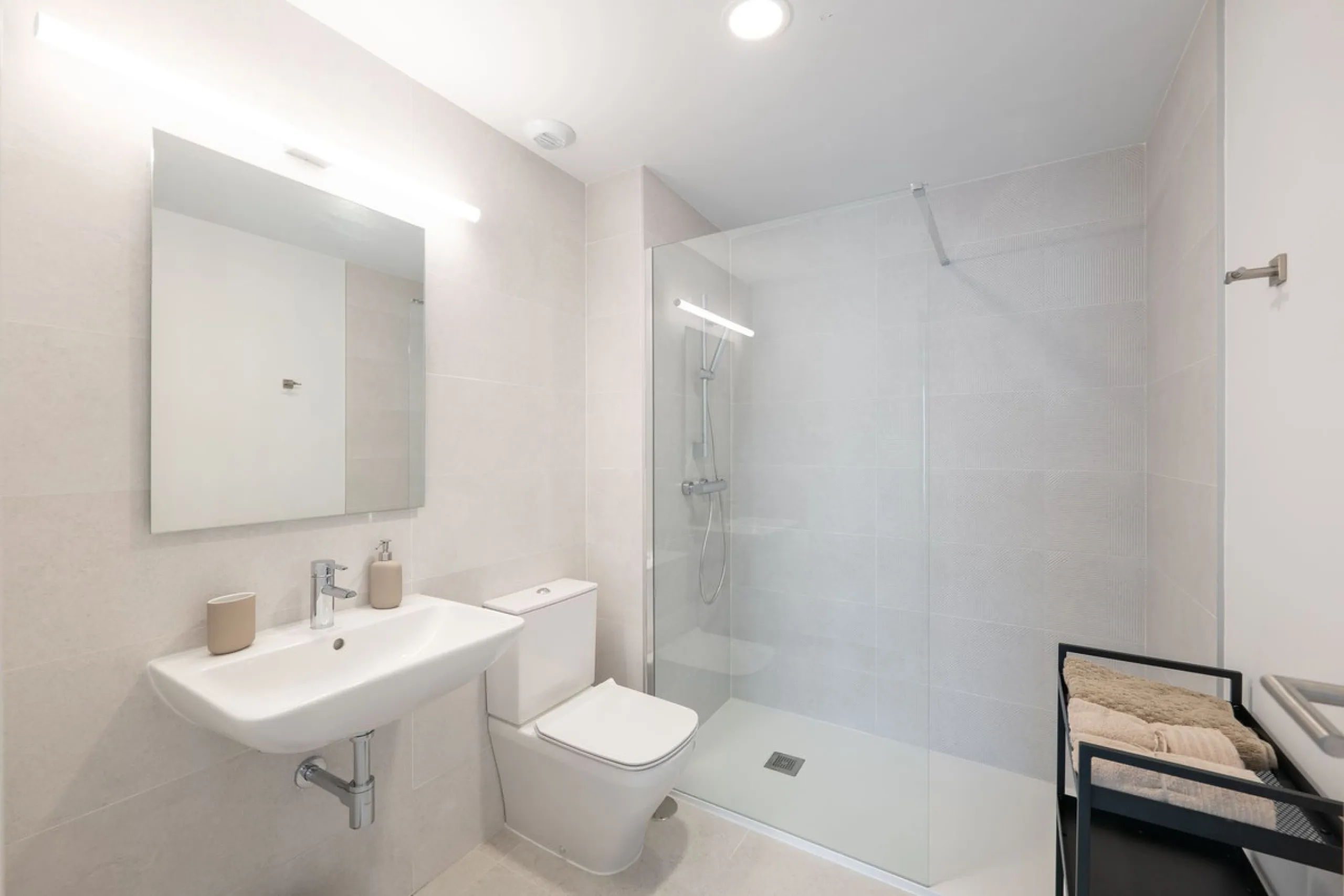 READY TO MOVE IN – BRAND NEW – RESALE
