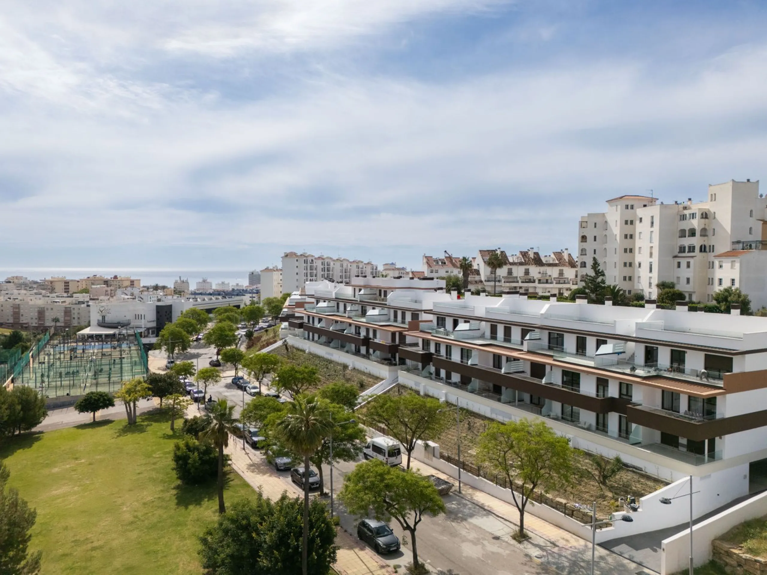 READY TO MOVE IN – BRAND NEW – RESALE