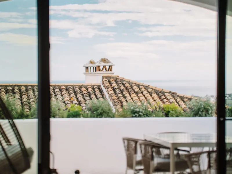 Этот очаровательный таунхаус расположен в El Alto — закрытом жилом комплексе на вершине холма, который предлагает спокойное уединение вдали от шума и суеты повседневной жизни. Урбанизация безупречно ухожена, с аккуратными зелёными зонами, отражающими вним