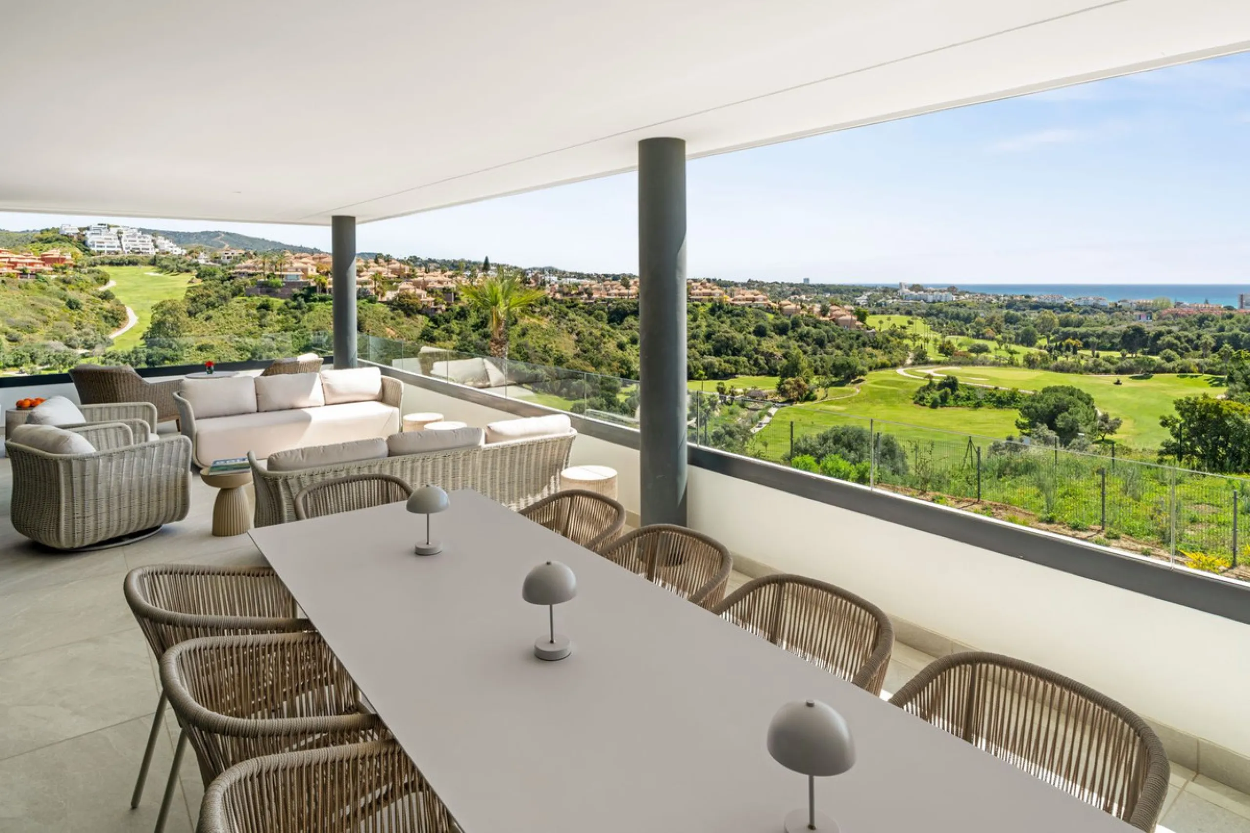 Exclusive apartment in Santa Clara Golf with unbeatable sea and golf views.
