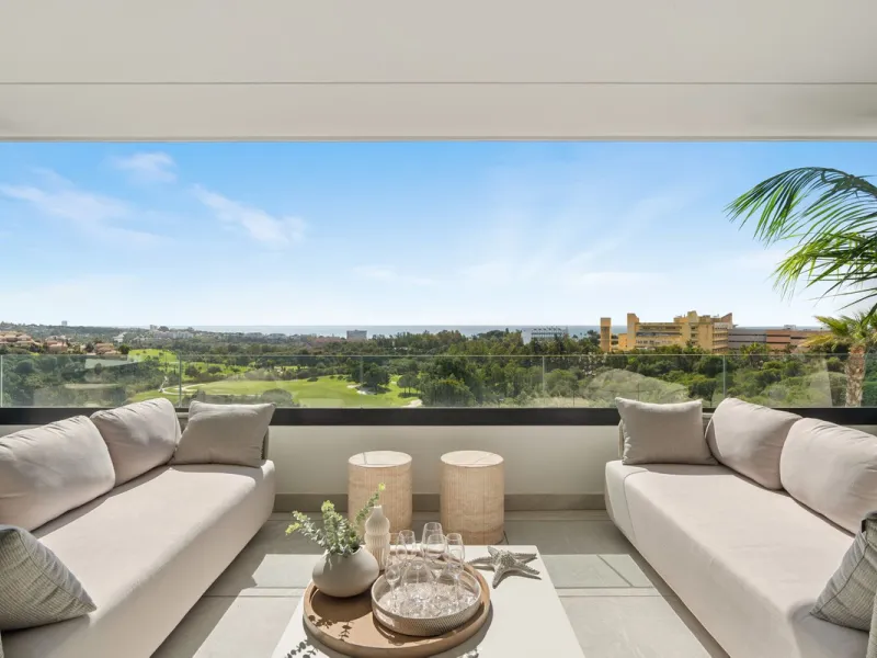 Exclusive apartment in Santa Clara Golf with unbeatable sea and golf views.