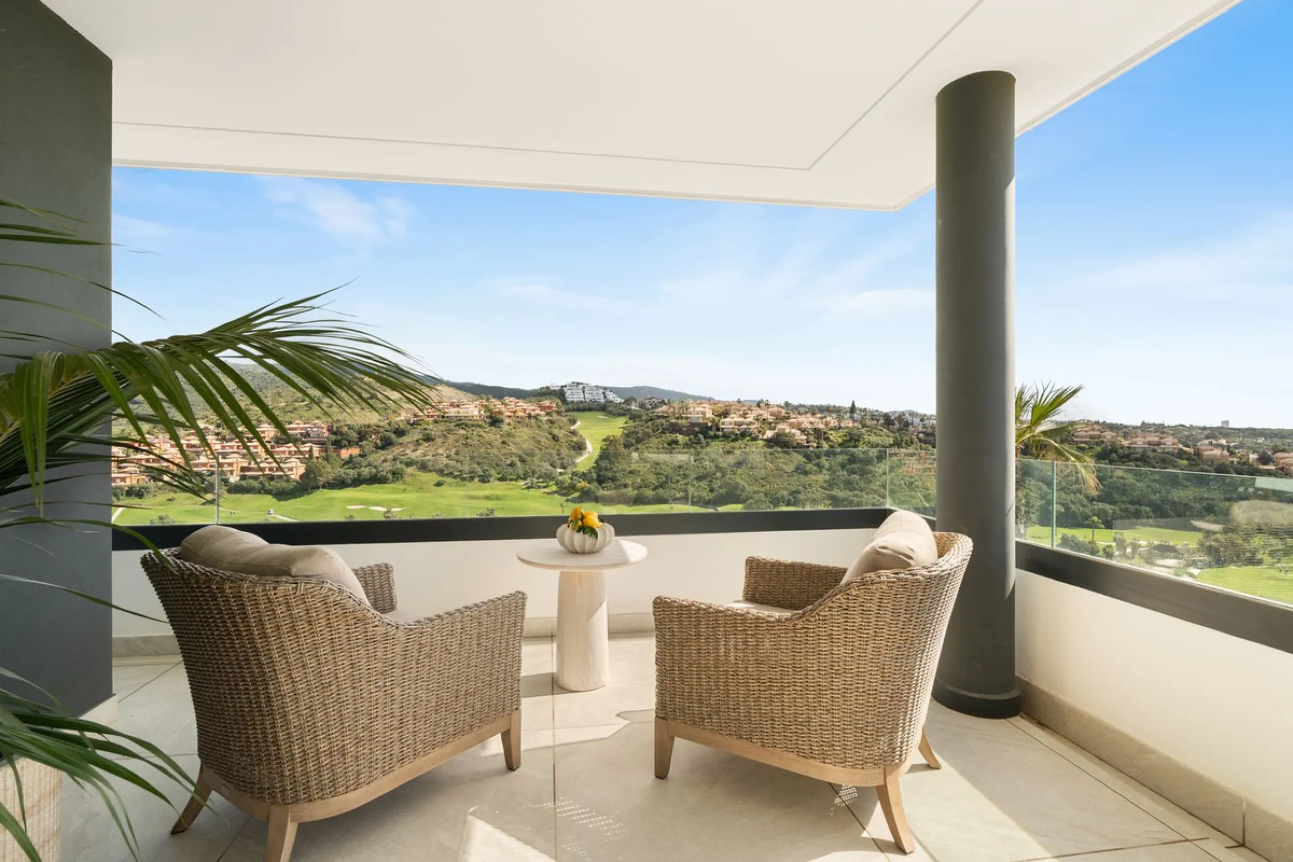 Exclusive apartment in Santa Clara Golf with unbeatable sea and golf views.